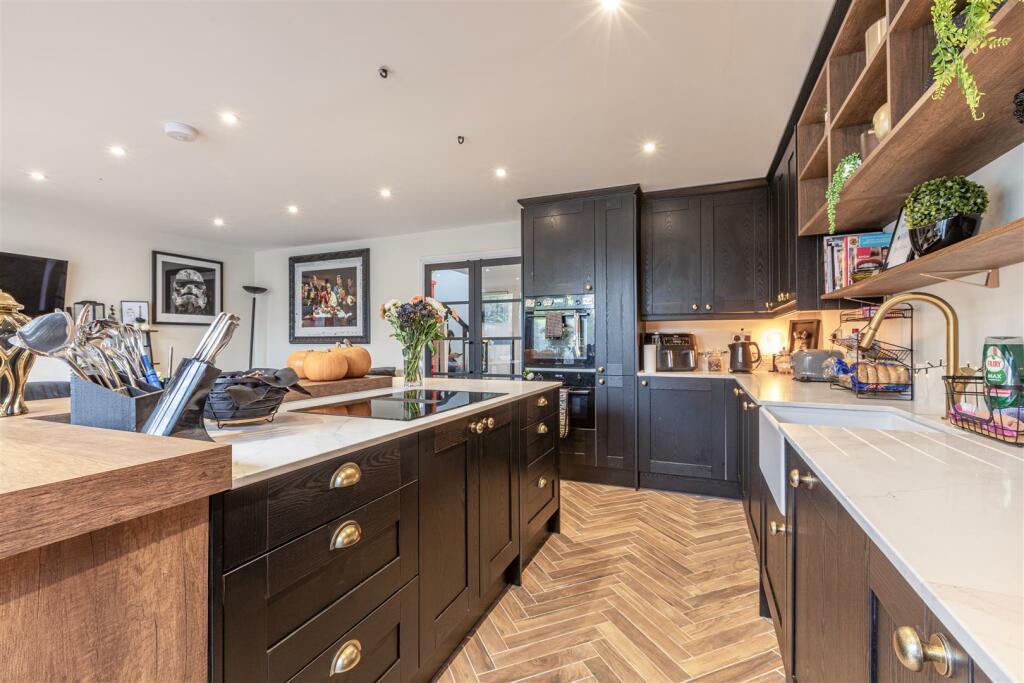 21 Linden Close, New Haw, KT15 3HG - 22.jpg