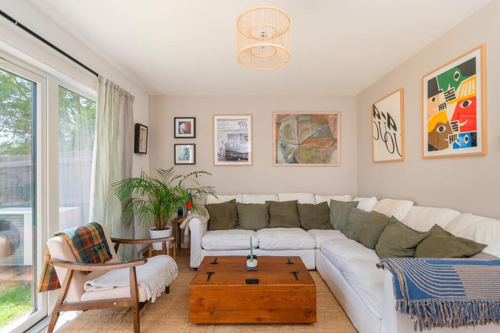 0L1WKE - Lounge F.jpg