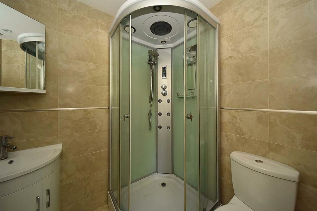 15 Gaddum new ensuite.jpg
