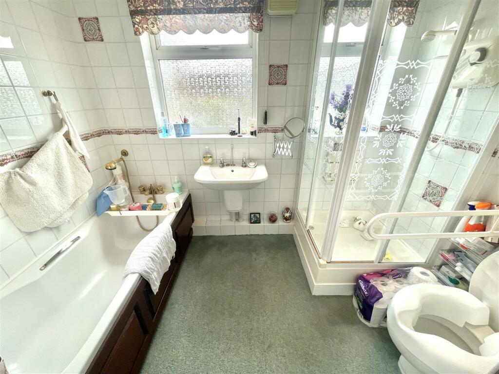 FOUR PIECE BATHROOM SUITE :