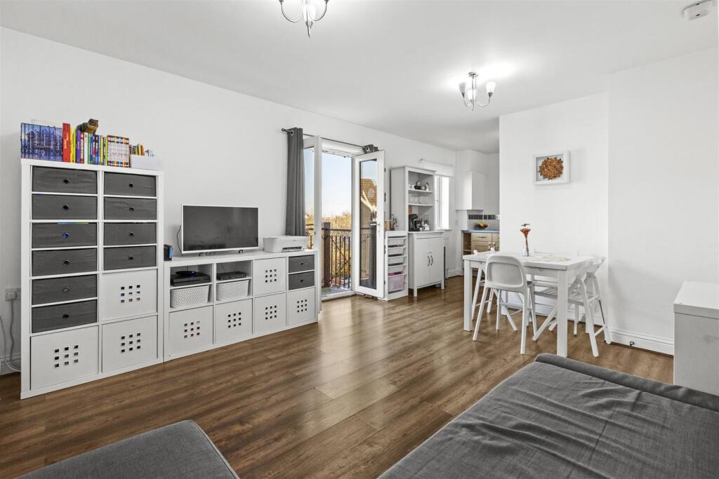 Flat 45, Wye Gardens, Fryers Lane, HP12 3DU-9.jpg