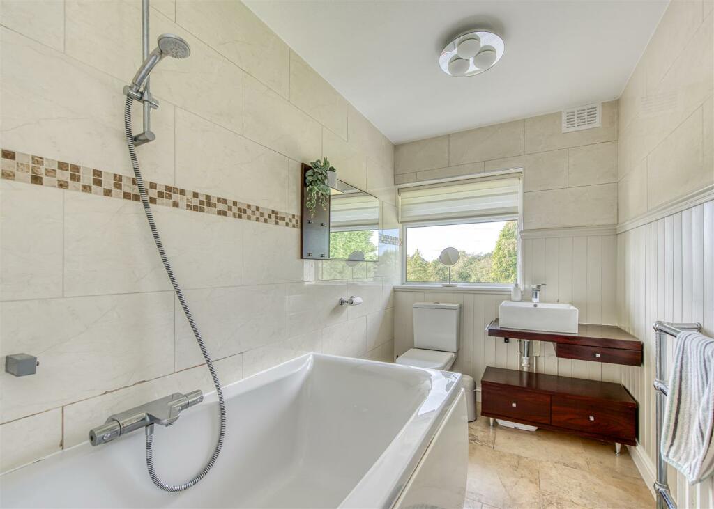 Summer Leys-bathroom.jpg