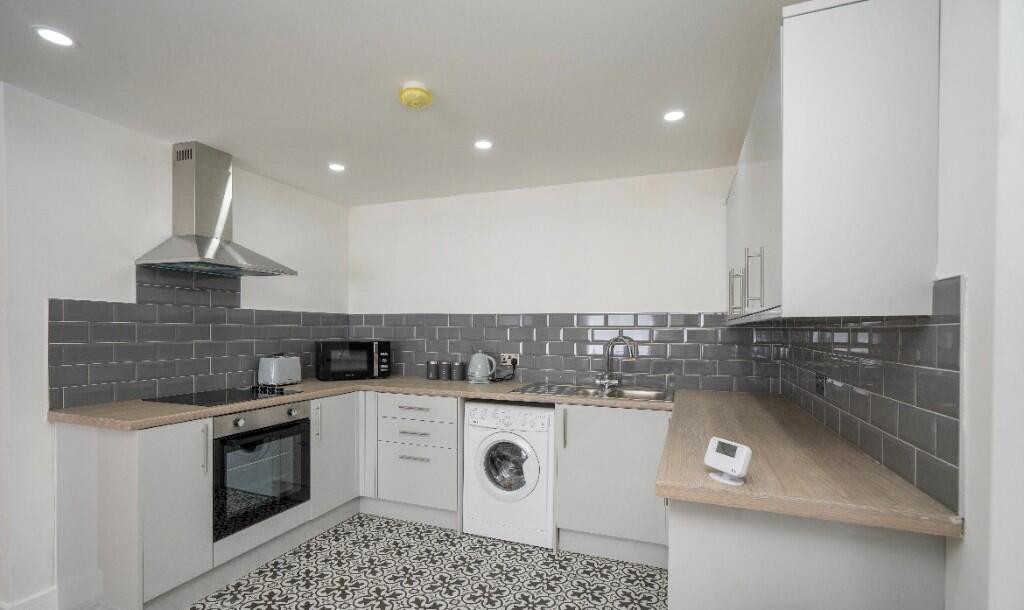 Lounge/Mod Kitchen