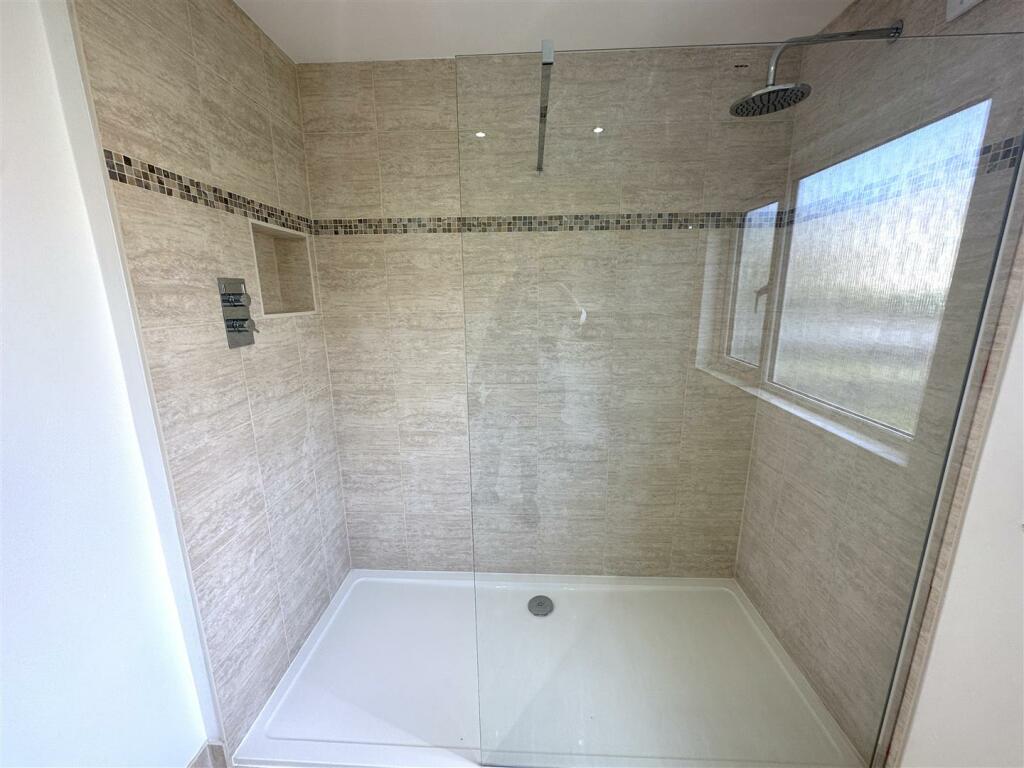EN-SUITE SHOWER ROOM