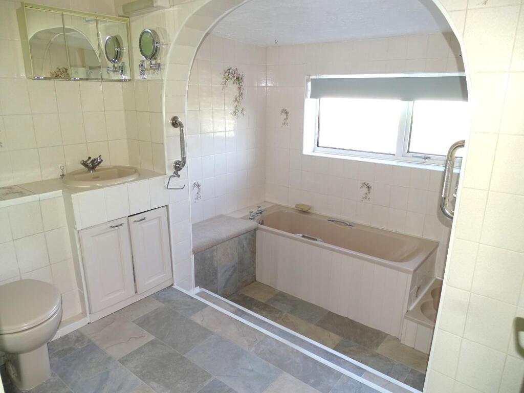 LARGE EXTENDED FOUR PIECE FAMILY BATHROOMR
