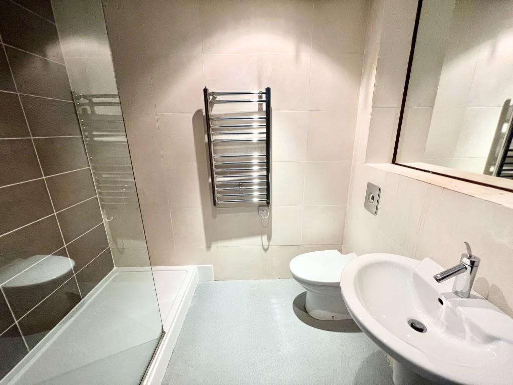 EN-SUITE BATHROOM 1