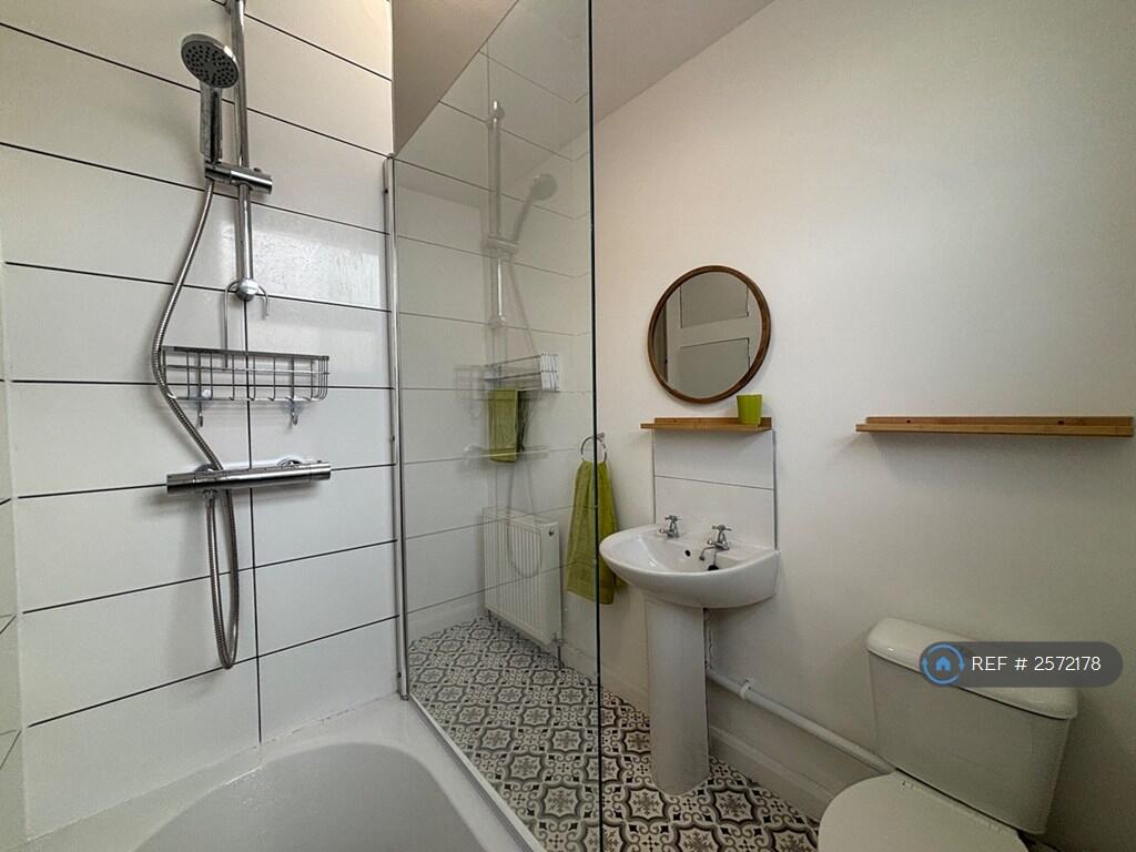 Toilet &amp; Wash Basin