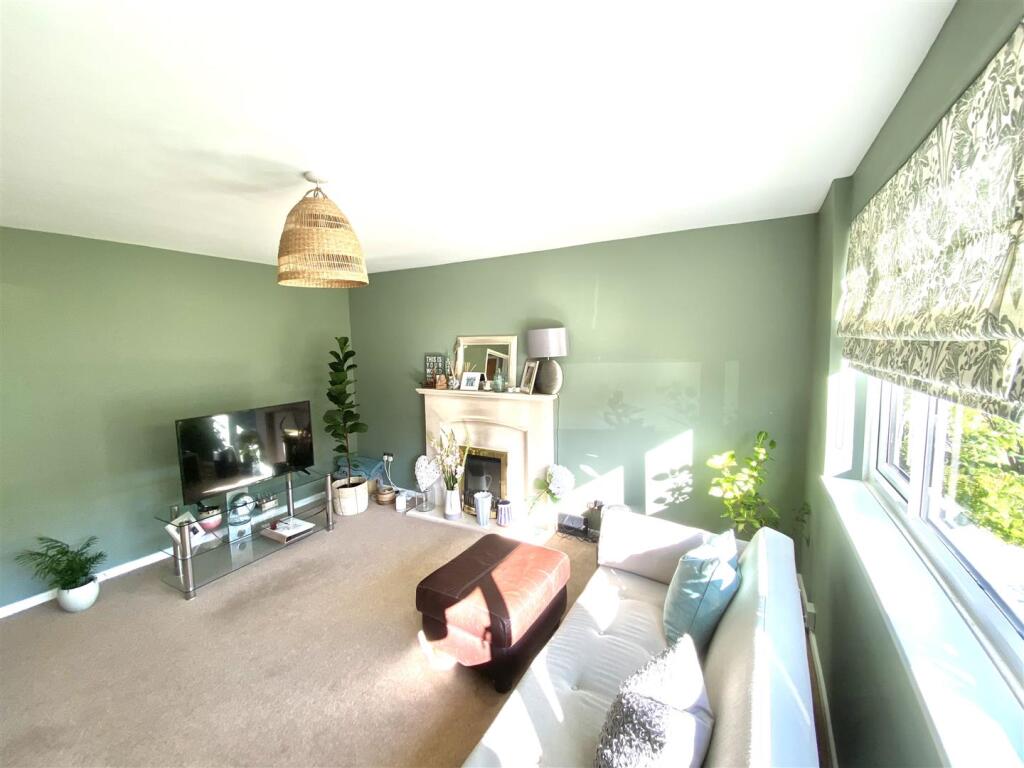 Lounge 1.jpg