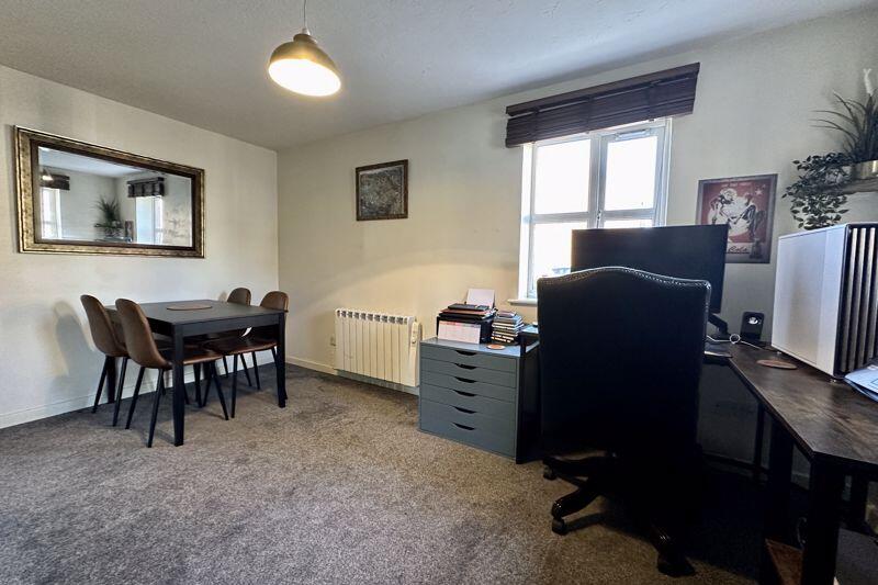Bedroom 2/Dining room
