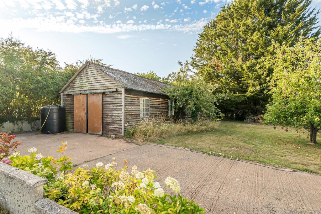 Outbuilding / Yard