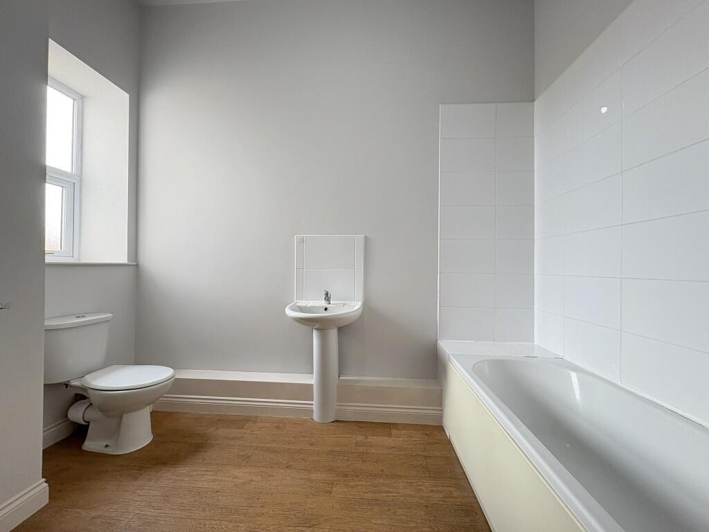 FIRST FLOOR BATHROOM