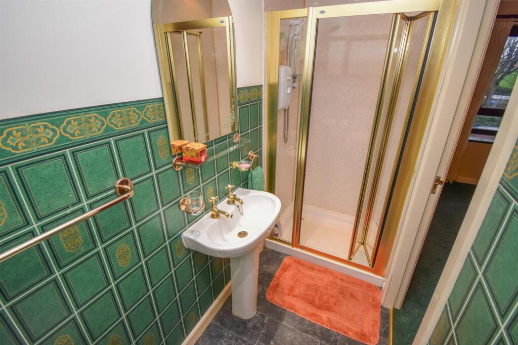 EN-SUITE SHOWER ROOM