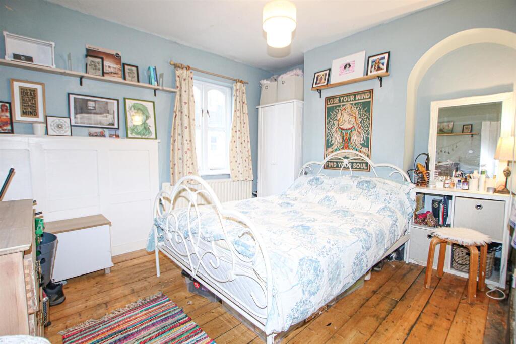 IMG_8261 dbl bed.jpg