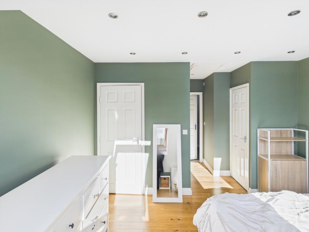 CAM04233G0-PR0016-STILL024