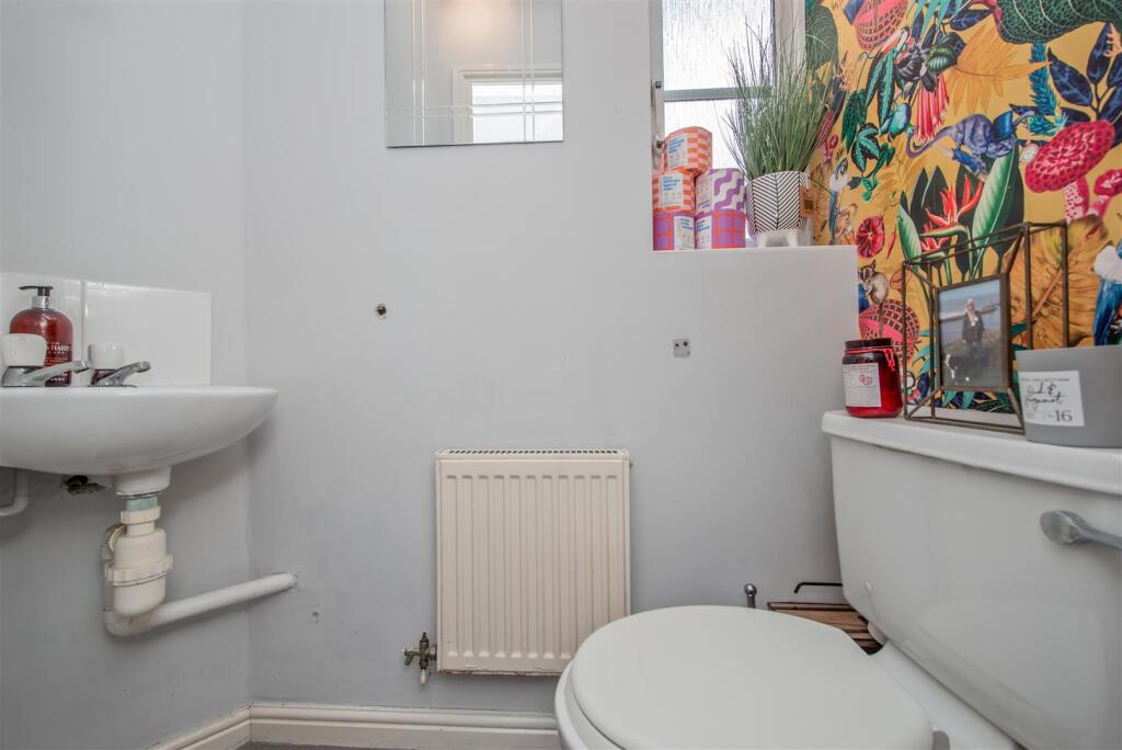 Cloakroom / WC: