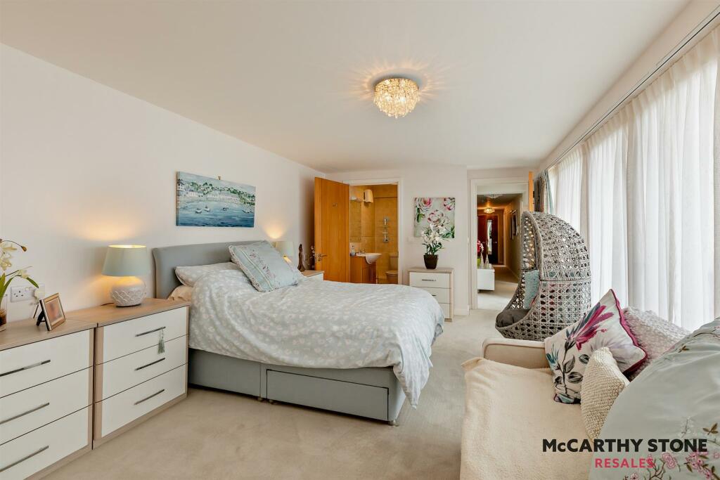 MASTER BEDROOM: