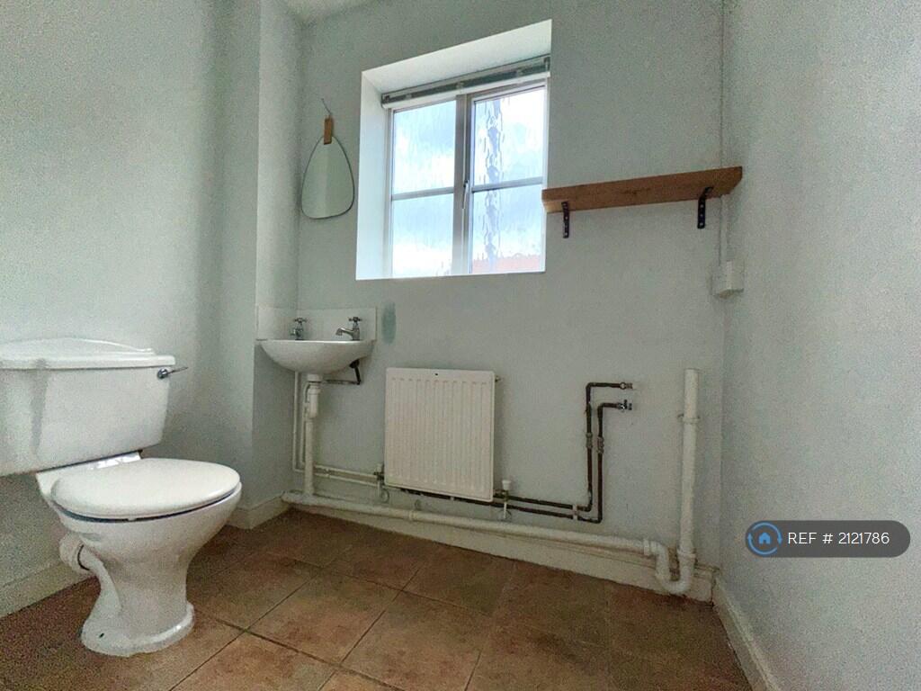 Utility Room &amp; Toilet (d/s)