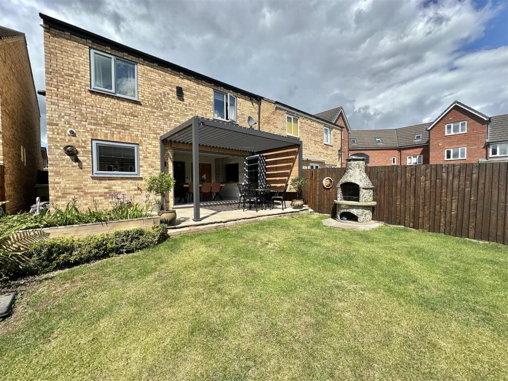 Bramleys Estate Agents - Little Green Lane - Heckm