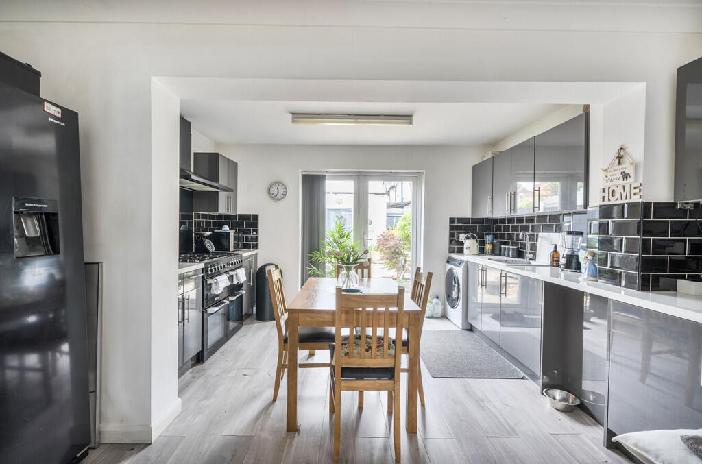 1303292-16-683ed2...