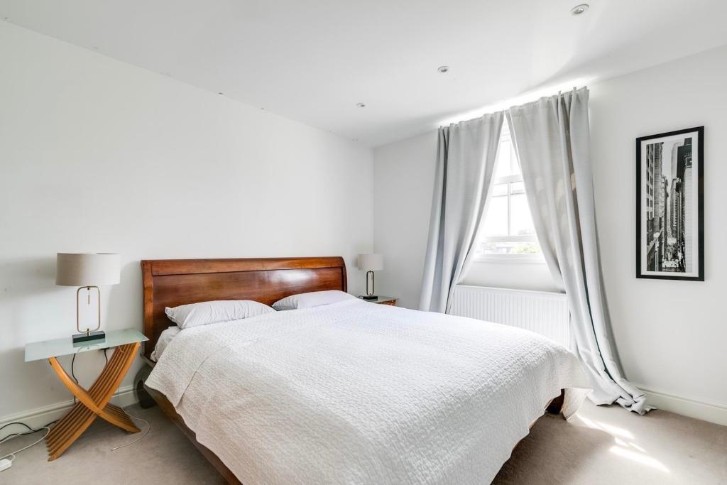 Guest Bedroom Suite (Second Floor)