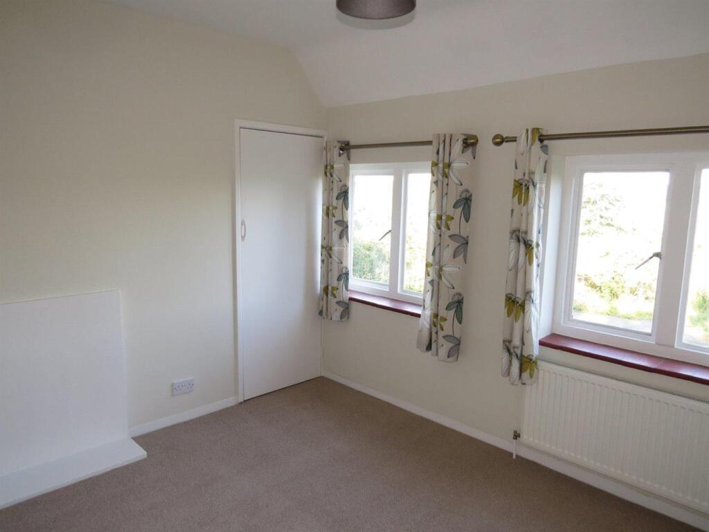 Back right bedroom (2).JPG
