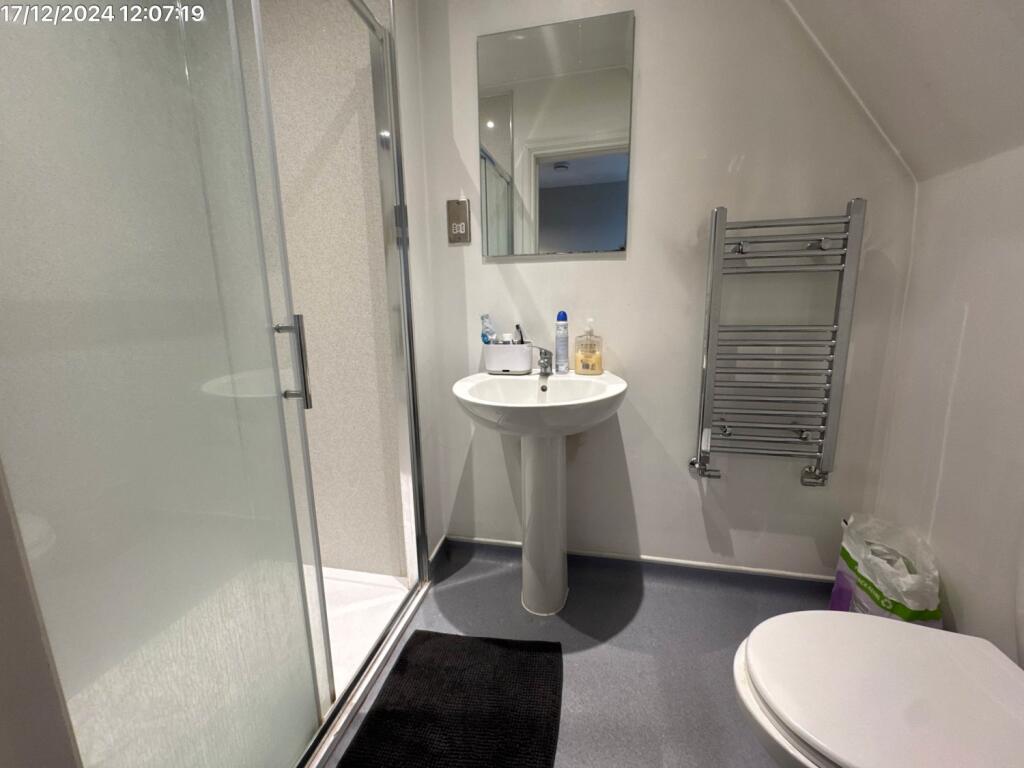 Flat370aWhiteladiesR-Ensuite3-14448869-20-0