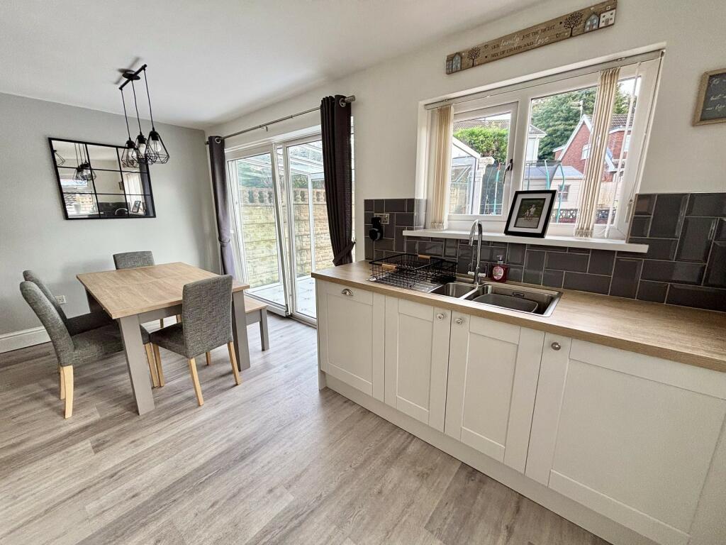 Kitchen/ dining room