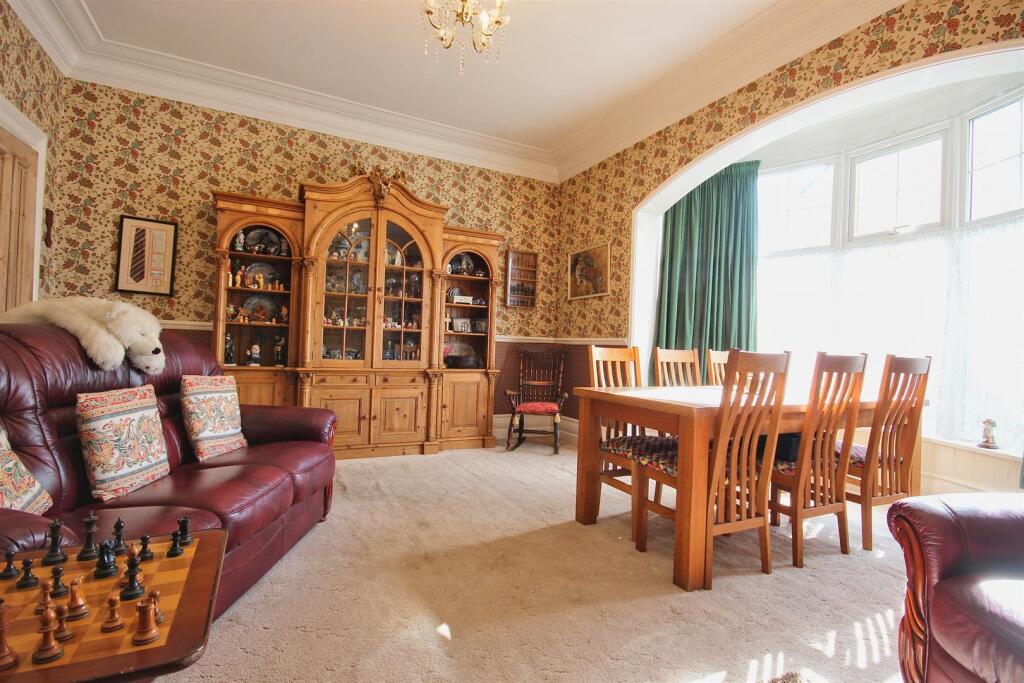 SITTING/DINING ROOM