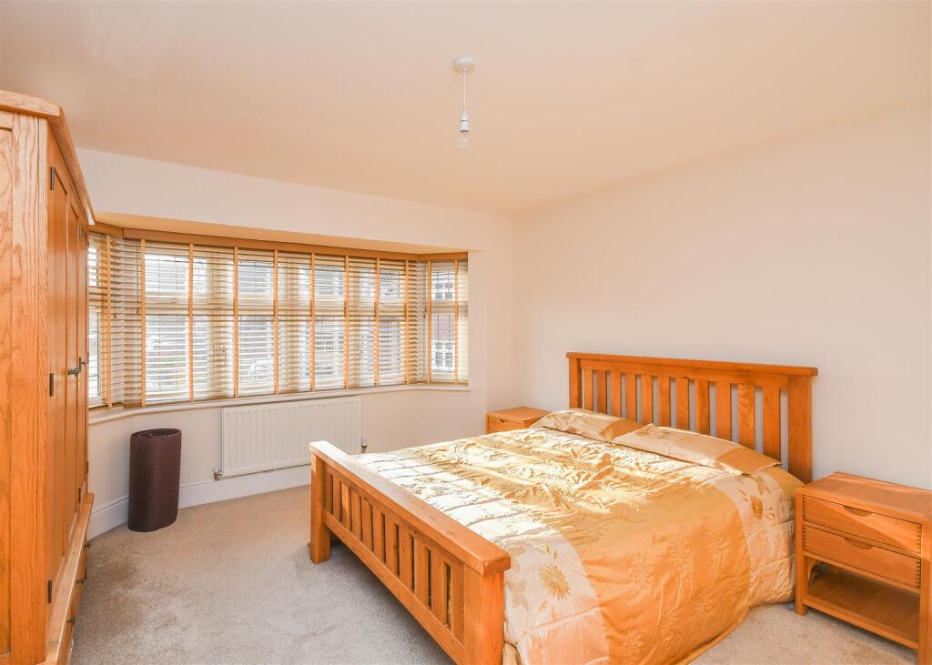 18 Pickwick Gardens - Bedroom Suite.jpg