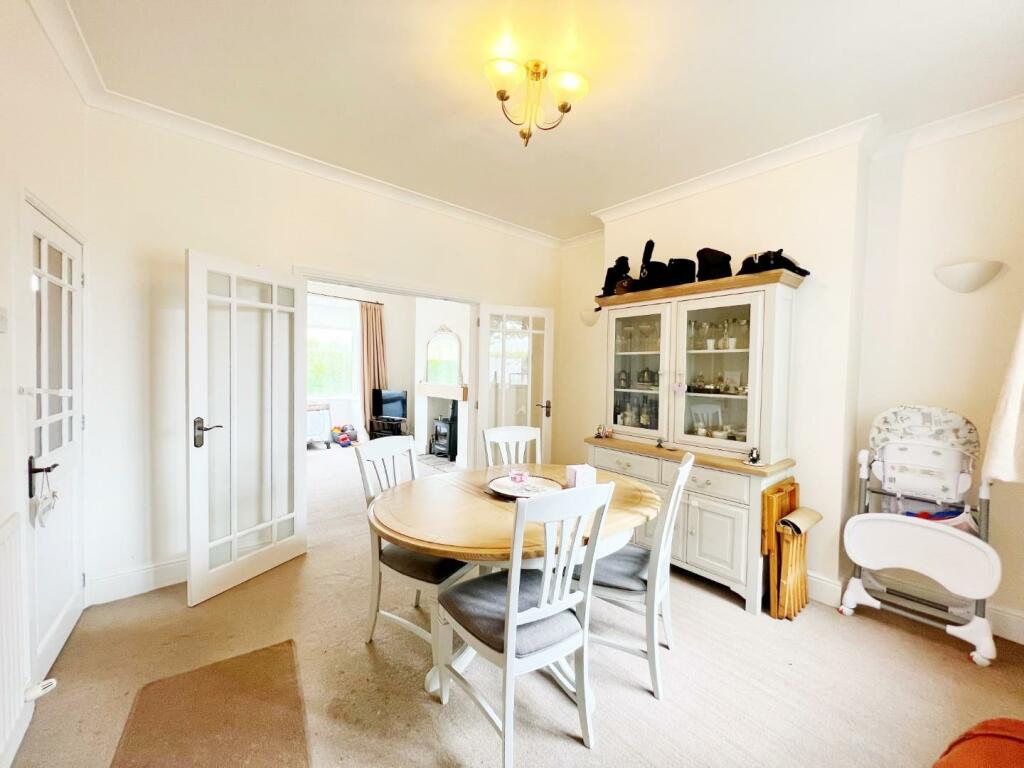 Dining Room pic 4.jpg