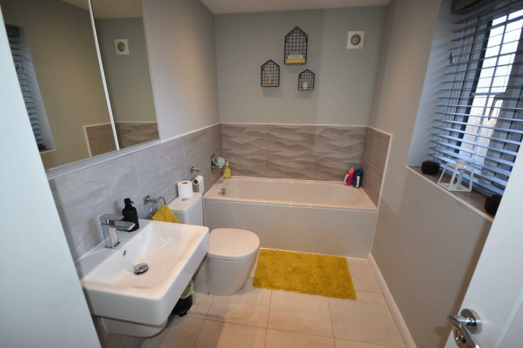 FAMILY BATHROOM SUITE