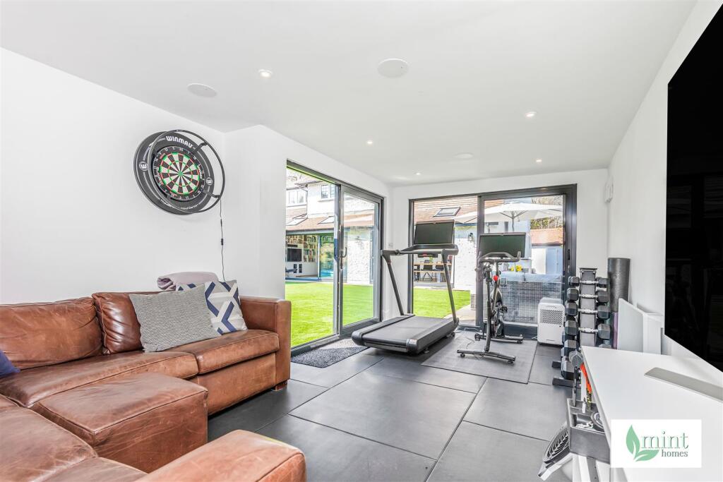 437__Woodham_Lane__Addlestone__Surrey__KT15_3QG38.