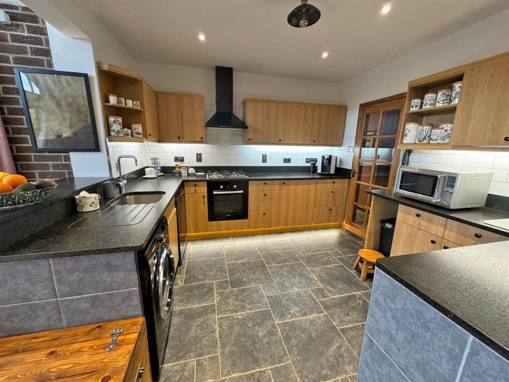 KITCHEN/ DINING AREA