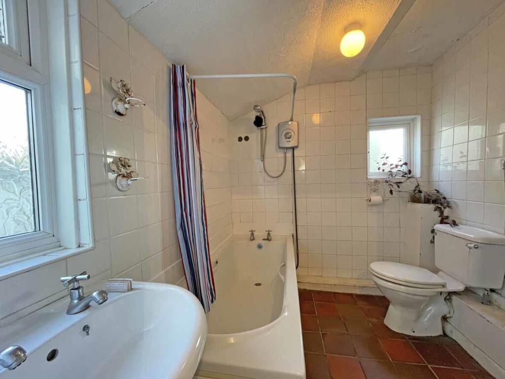 Florence Street 11 Bathroom.jpg