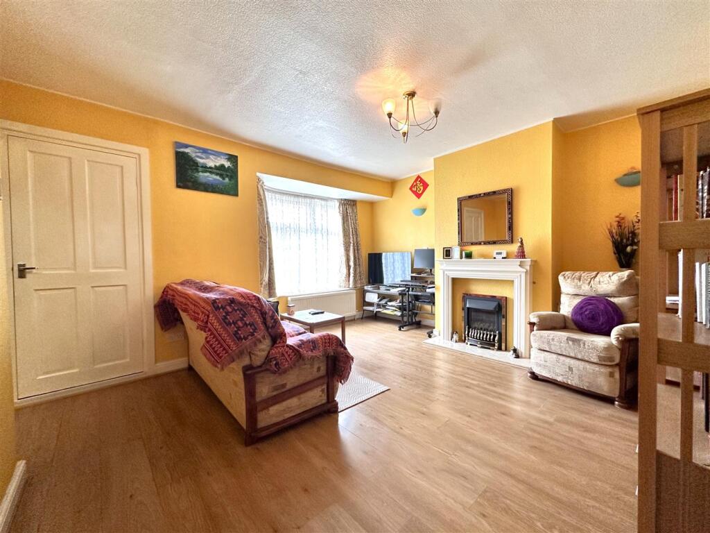 Generous Bay-Fronted Living Room 888