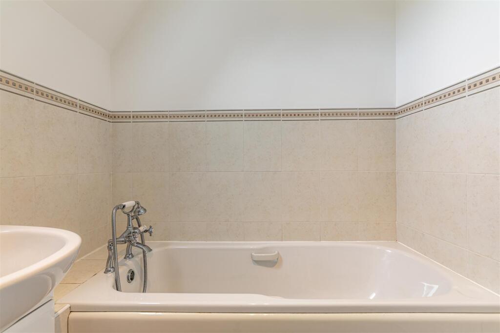 3 Abbotsview Gardens Galashiels 40.jpg