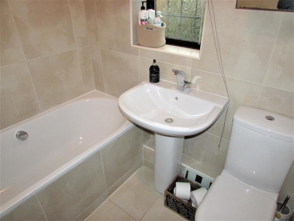 LaburnumAve16bath.JPG