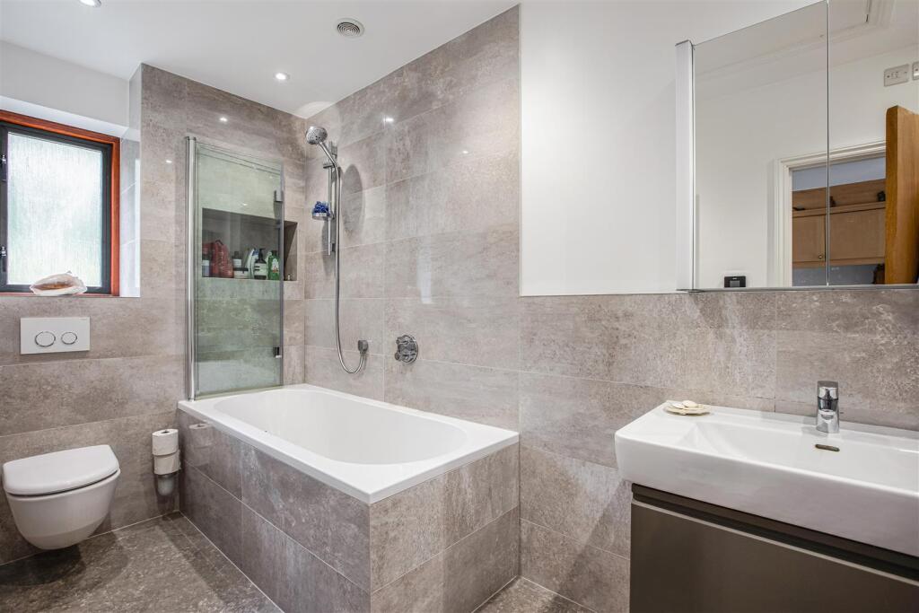 Ensuite Bathroom.jpg