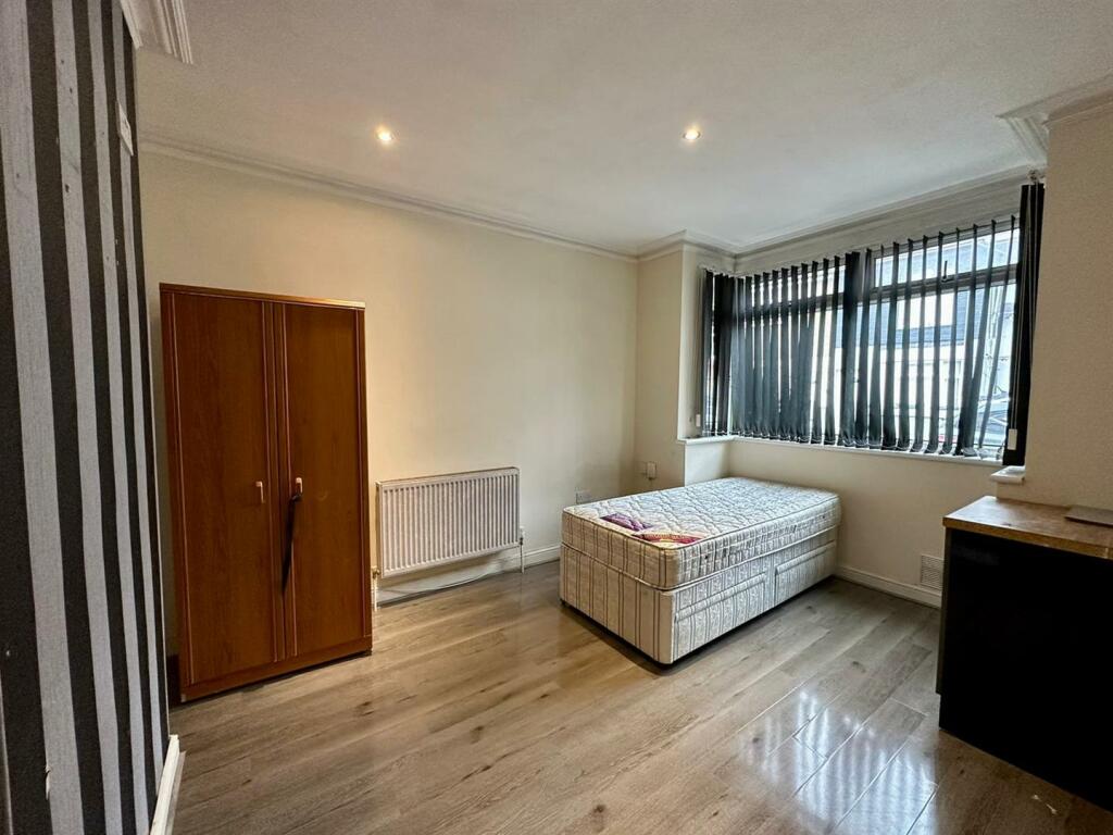 Downstairs bedroom - reception.jpeg