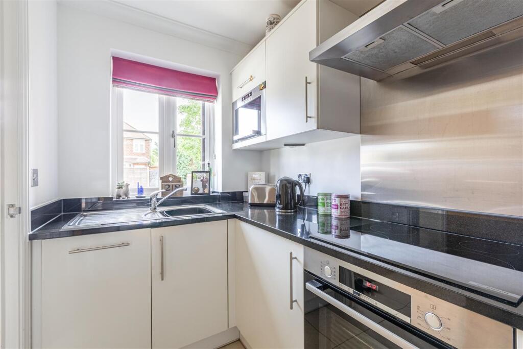 2 Kings Terrace, KT14 7AP - 8.jpg