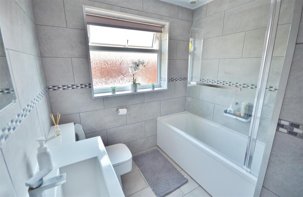 MODERN THREE PIECE BATHROOM SUITE
