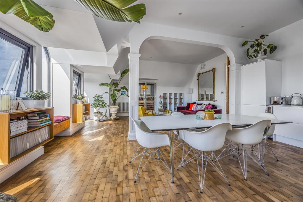 34_MS29_Frontroom_Kitchen2Lounge.jpg