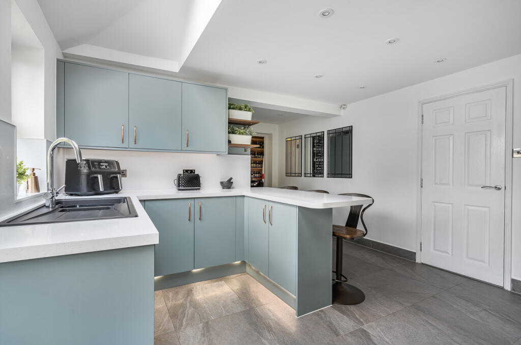 1305061-5-684b10a...