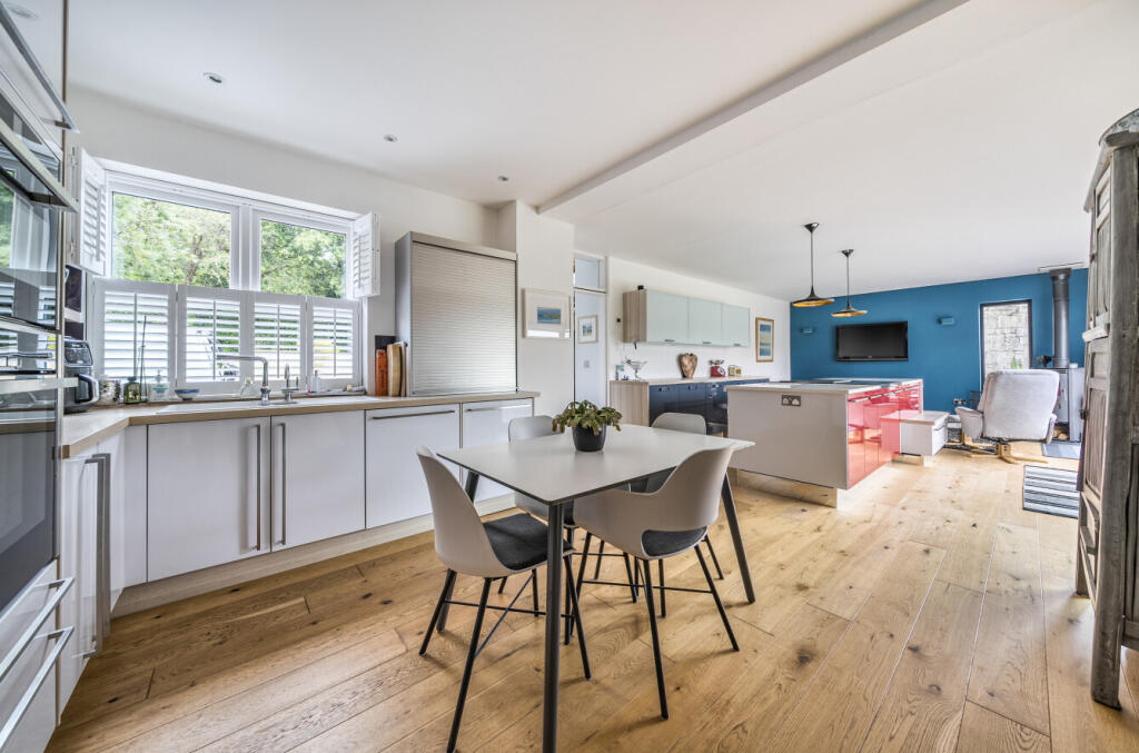 1306021-10-684205...