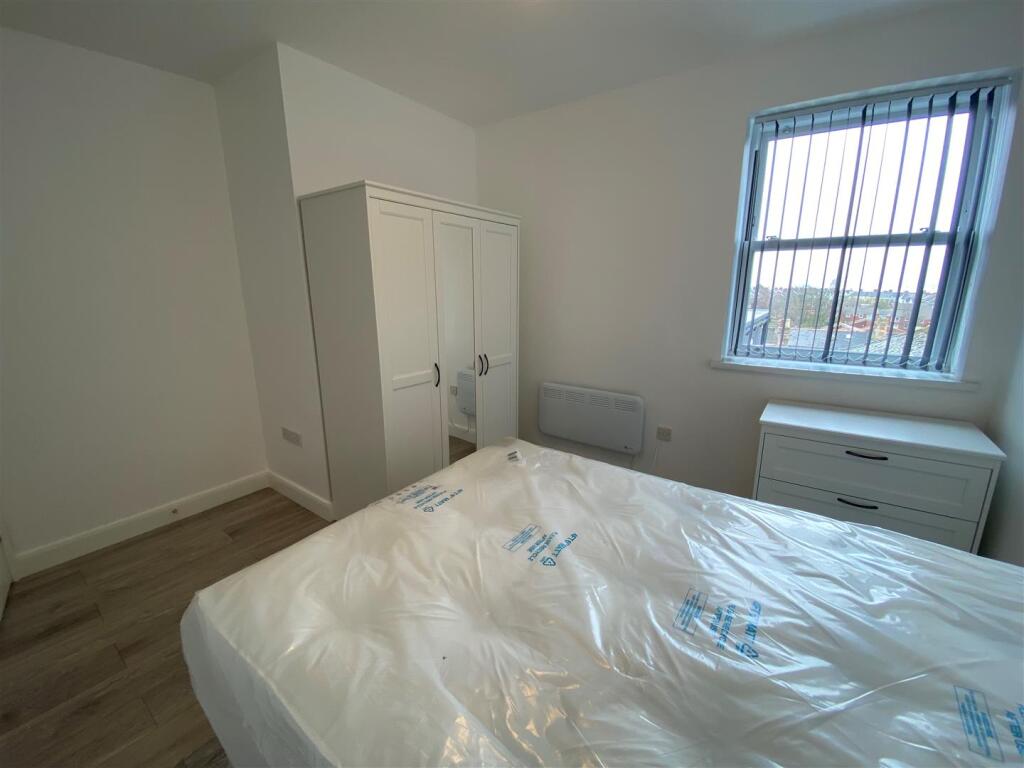 98 Holton Road - Flat 3 - Bedroom.jpg