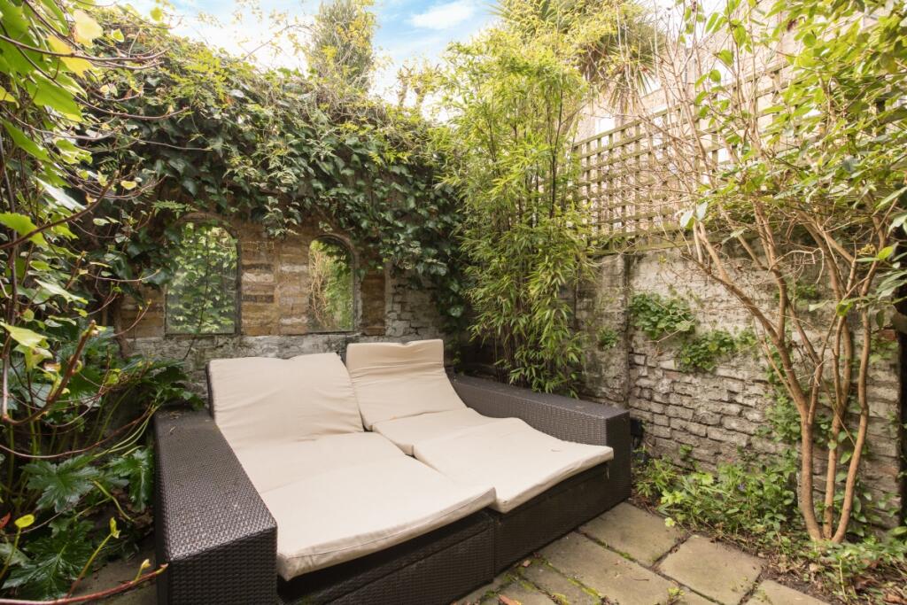 Barnsbury Road 12...