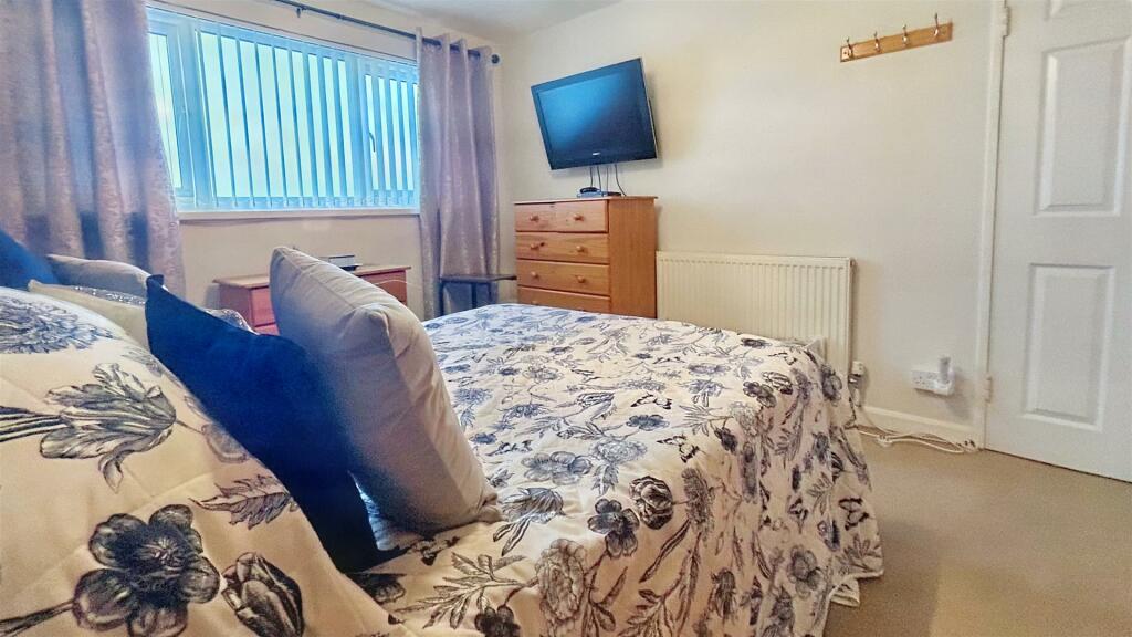 Bedroom 1.jpg