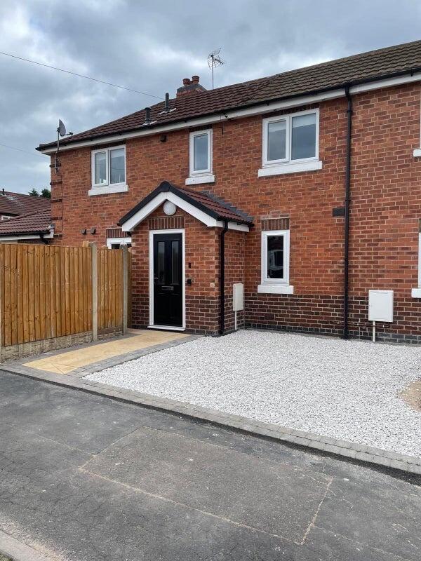 Attractive brick terraced house with a neat fro...