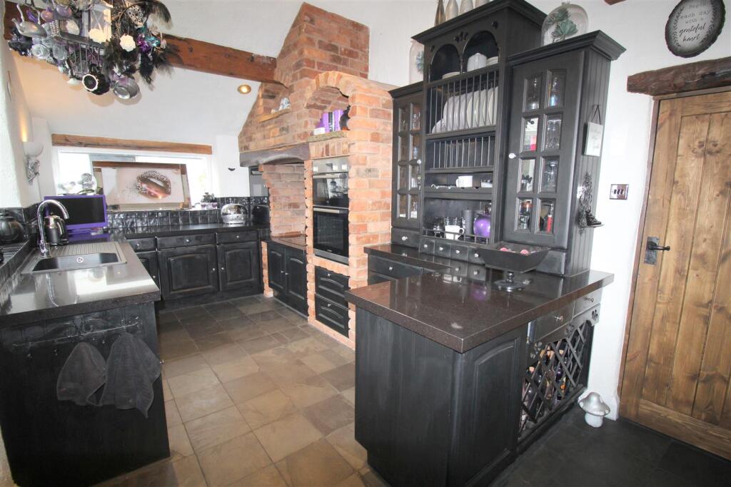 Leach Lodge Farm kitchen 2.JPG