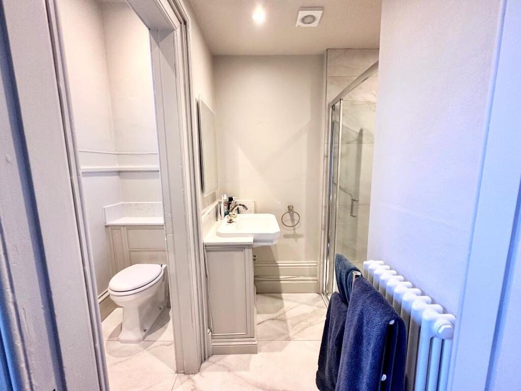 EN-SUITE SHOWER